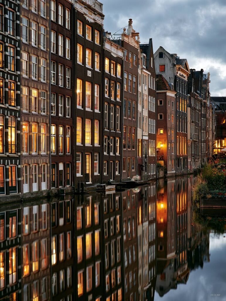 Stare zgrade Amsterdama reflektovane u mirnoj vodi kanala