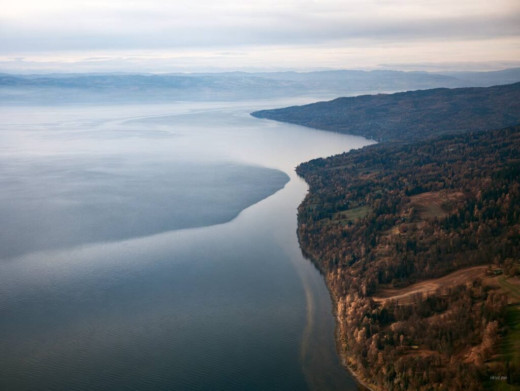 Fjord sa miriša plavom vodom i šumovitim grebenima odozgo