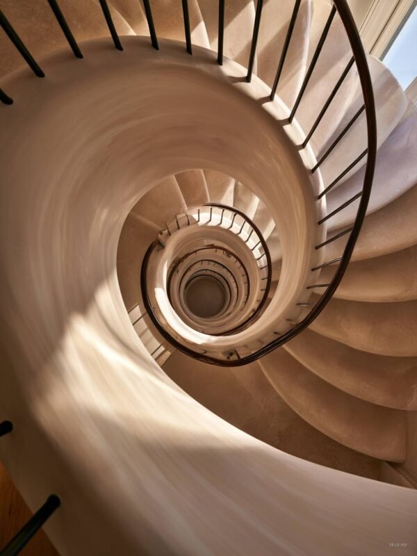 Spiralna stepenica fotografirana odozgo sa geometrijskom perspektivom