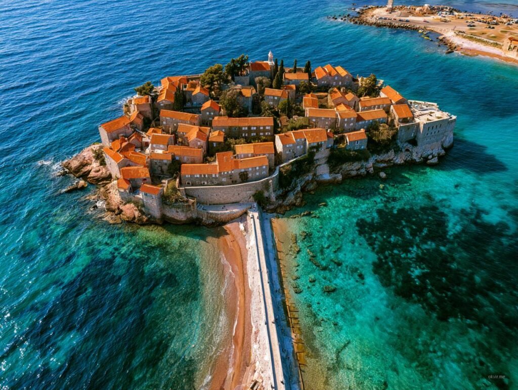 Kameni otok sa crvenim krovovima usred tirkiznog mora