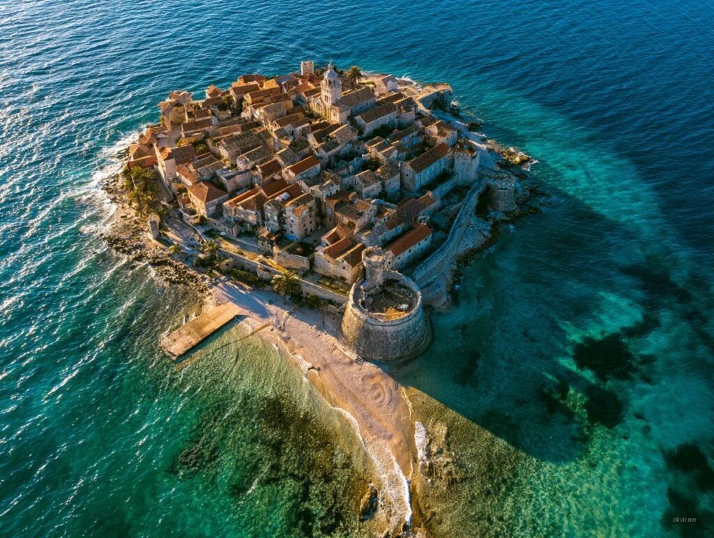 Staro kameno naselje na otoku s mostom do obale