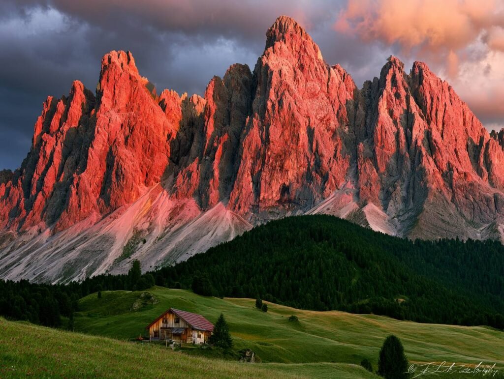 Dolomitski vrhovi rosavilnog boja alpenglow fenoména