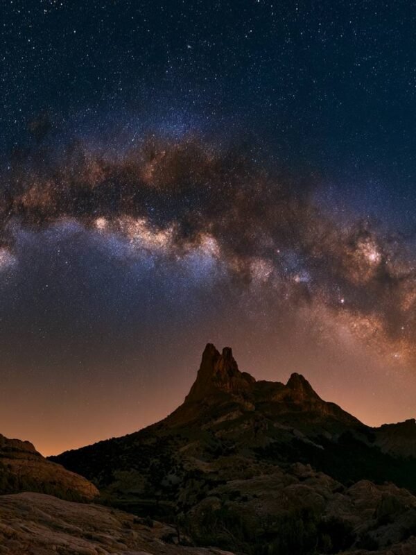 Mliječni put svod nad planinama zvijezdano nebo