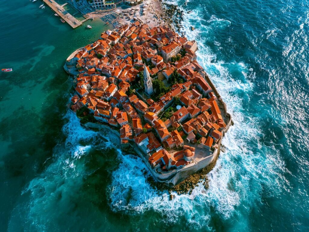 Zračni pogled na Stari grad Dubrovnik sa crvenim krovovima