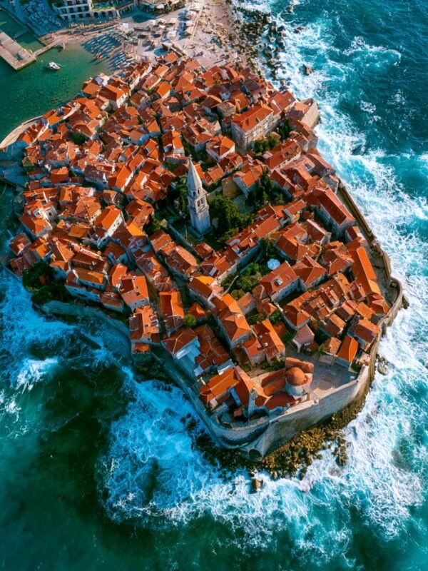 Zračni pogled na Stari grad Dubrovnik sa crvenim krovovima