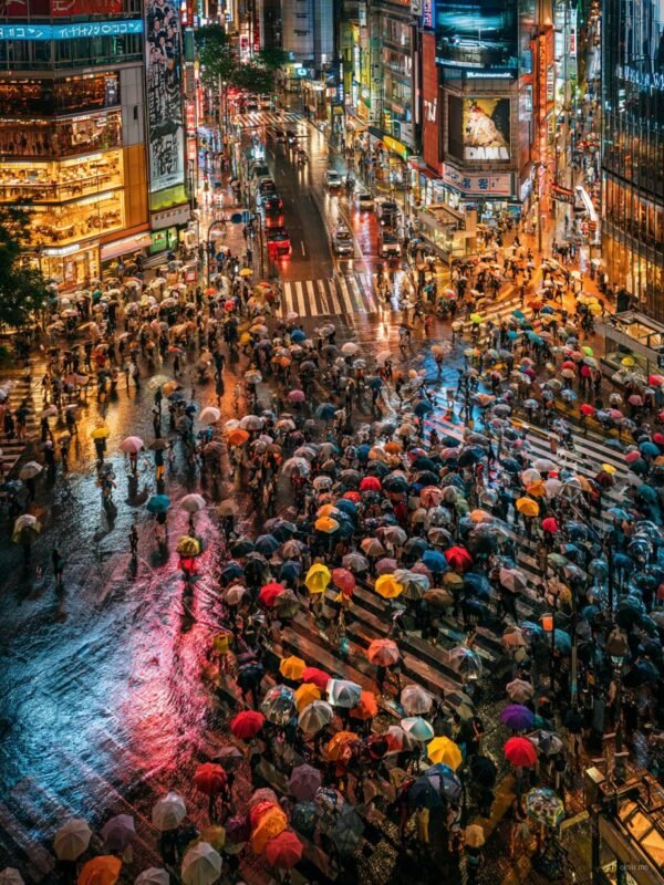 Noćni grad sa gužvom ljudi sa kišobranima neon